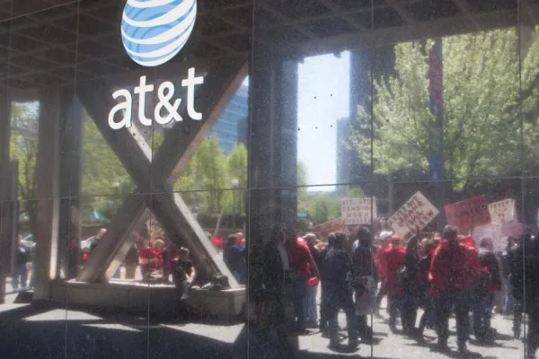 workers rallying at an AT&T store