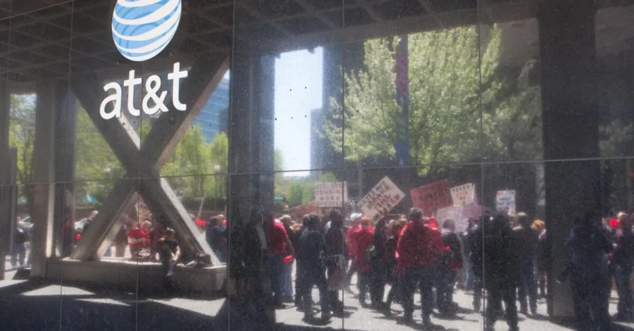 workers rallying at an AT&T store